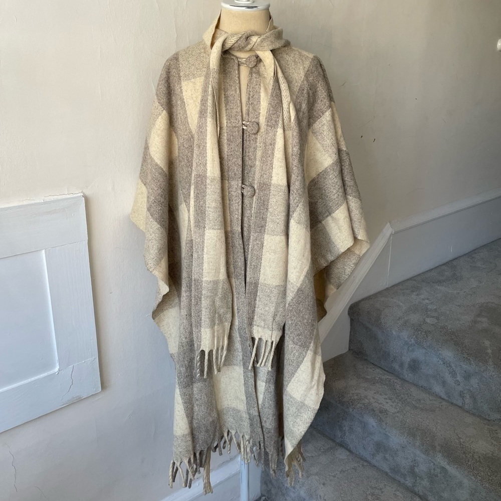 Vintage Wool Cream Gray Plaid 3 Button Scarf Poncho Wrap EUC One Size